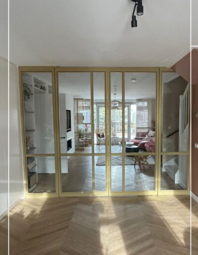 Stalen scheidingswand in gouden afwerking met glas
