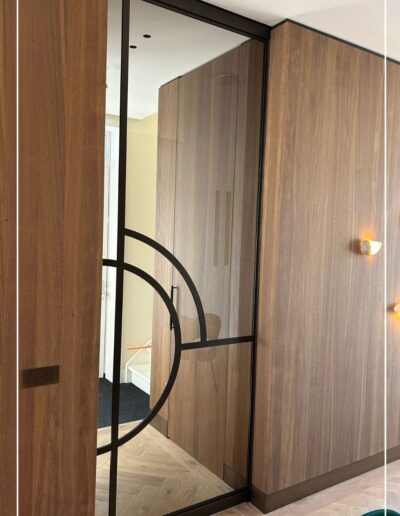 Maatwerk stalen taatsdeur in eigen design met ronde vormen – Skygate stalen binnendeur met glas