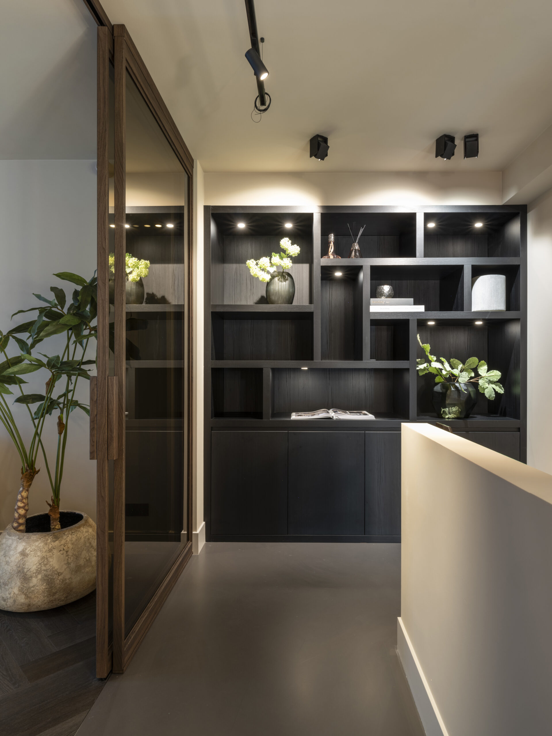 stalen deur houtlook – Skygate Classic model 1, showroom Designa, stalen deuren met houtstructuur, design stalen deuren op maat, Skygate Naarden