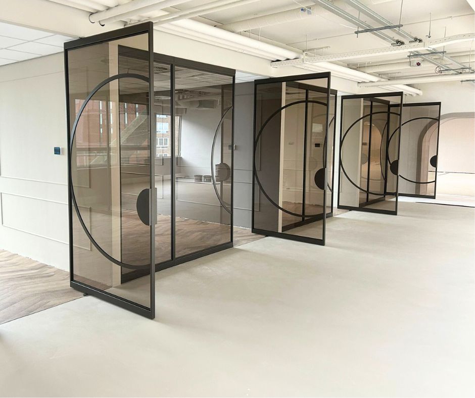 Ronde stalen scheidingswand in Metallic Bronze – Skygate -kantoor Elevision Academy Amsterdam.