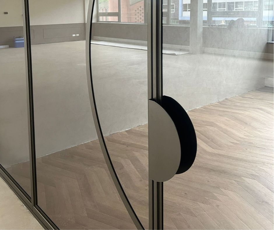 Brons glas scheidingswand – Skygate Stalen scheidingswand met brons glas – Skygate