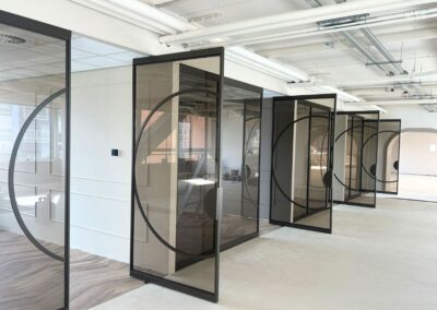 Transparante kantoorinrichting met stalen deuren – Skygate Amsterdam.