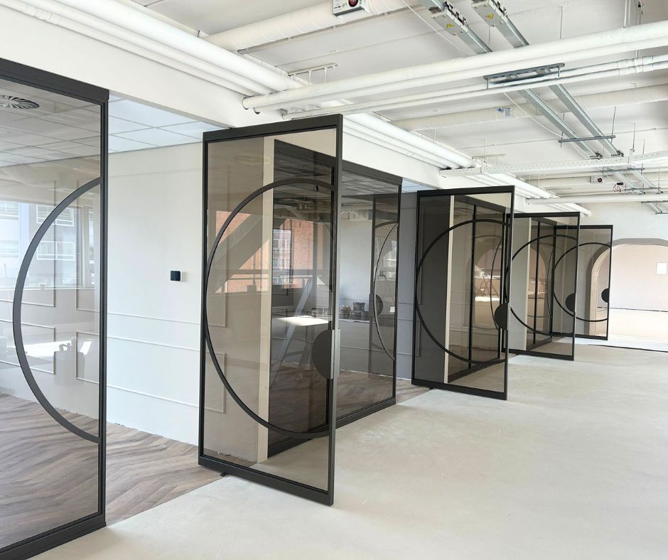 Kantoorinrichting met stalen deuren – Skygate Transparante kantoorinrichting met stalen deuren – Skygate Amsterdam.