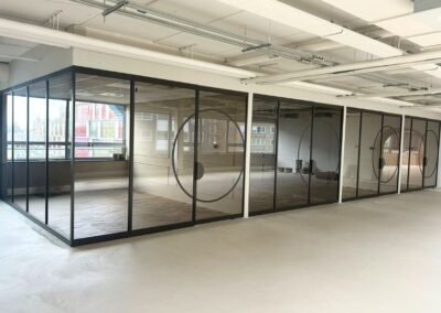 Ronde taatsdeuren en panelen Metallic Brown – Skygate kantoor Amsterdam.