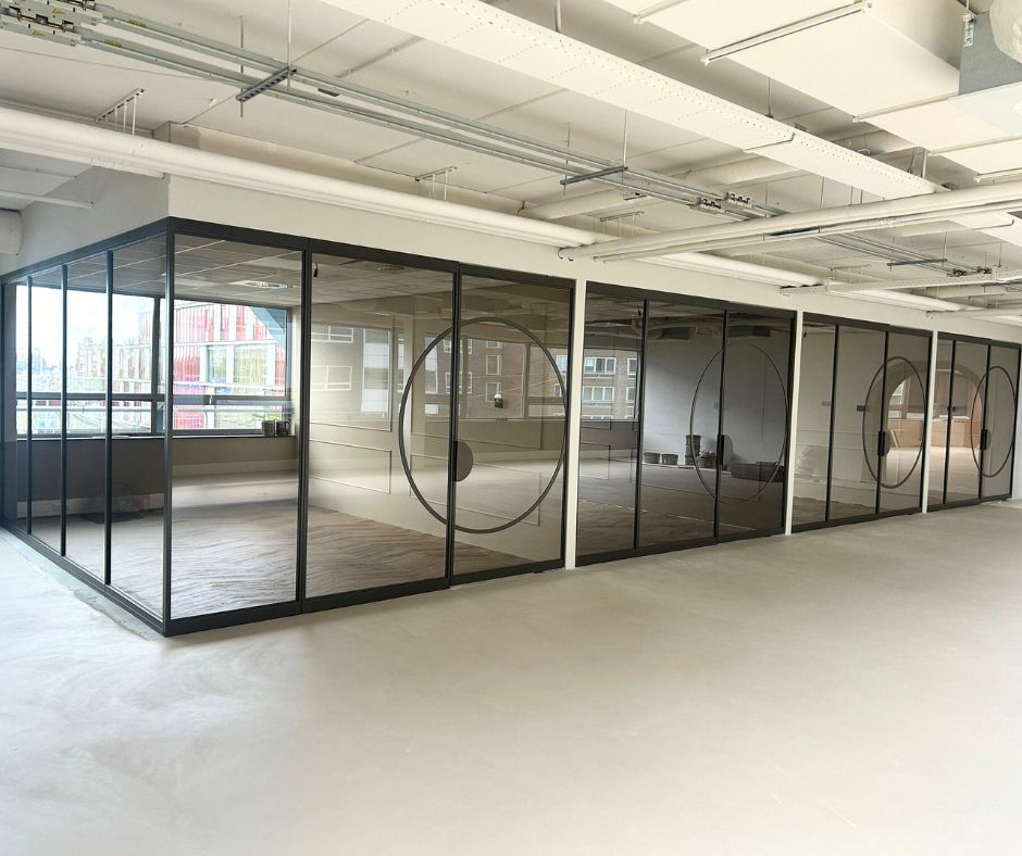 Ronde taatsdeuren en panelen Metallic Brown – Skygate kantoor Amsterdam.