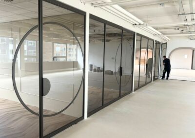 Stalen wanden met glas – Skygate kantoor Amsterdam.