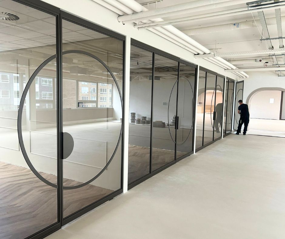 Stalen wanden met glas – kantoor - Amsterdam Stalen wanden met glas – Skygate kantoor Amsterdam.