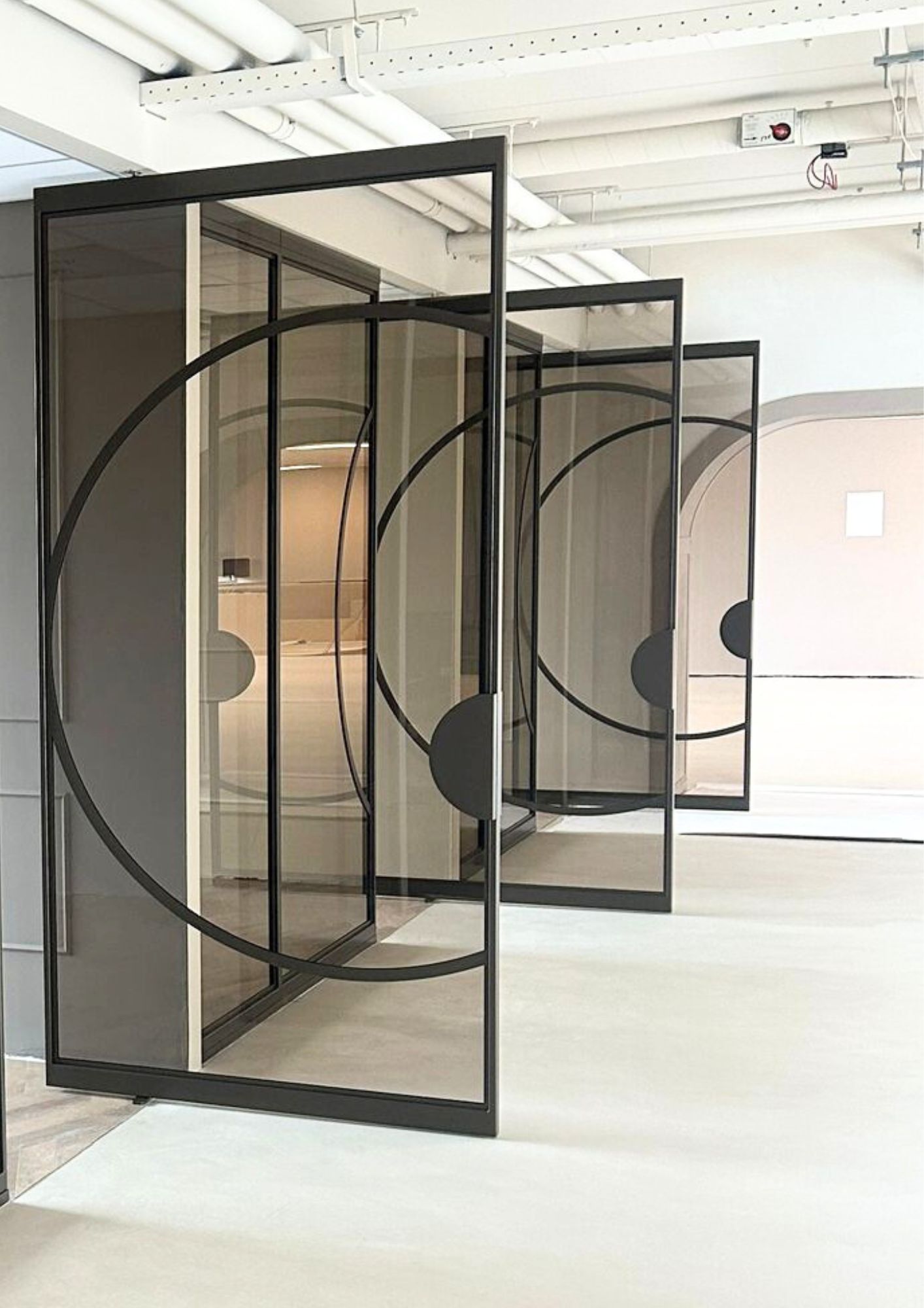 ronde stalen deur met geribbeld glas