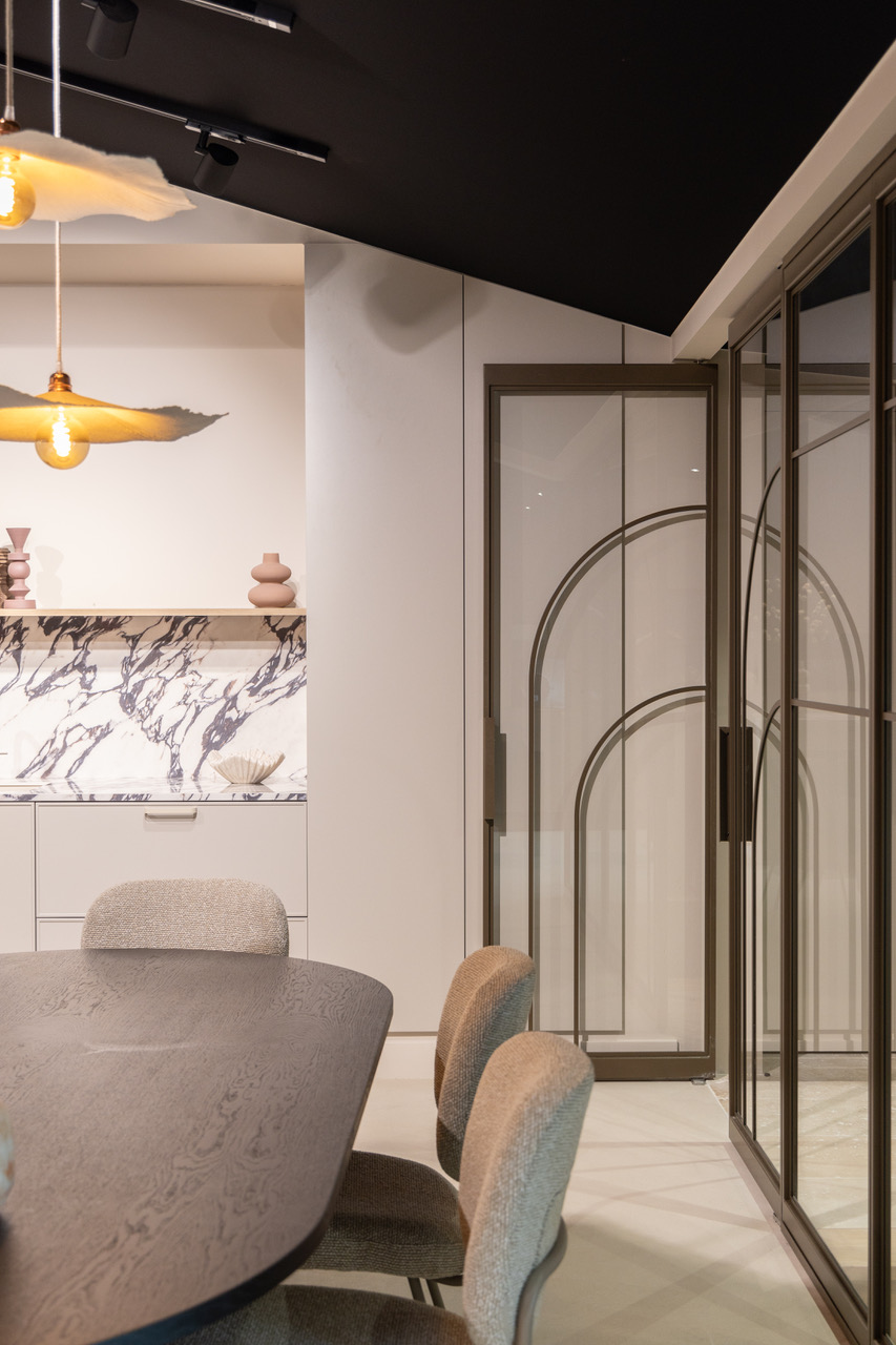 ronde stalen deur met geribbeld glas