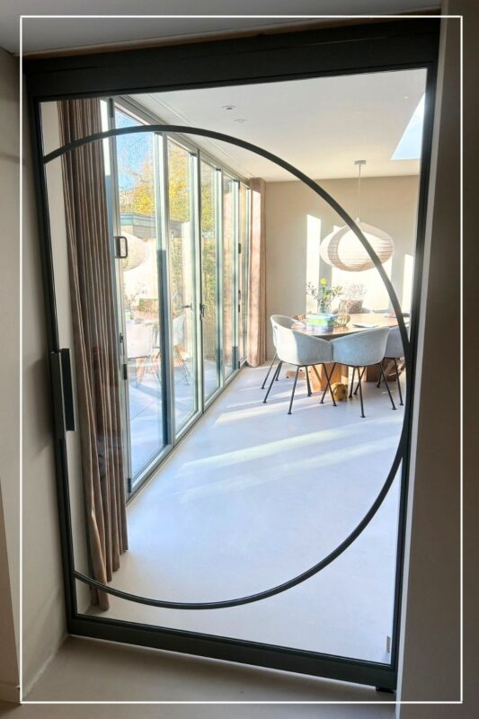 Skygate Flow – stalen schuifdeur voor de eetkamer