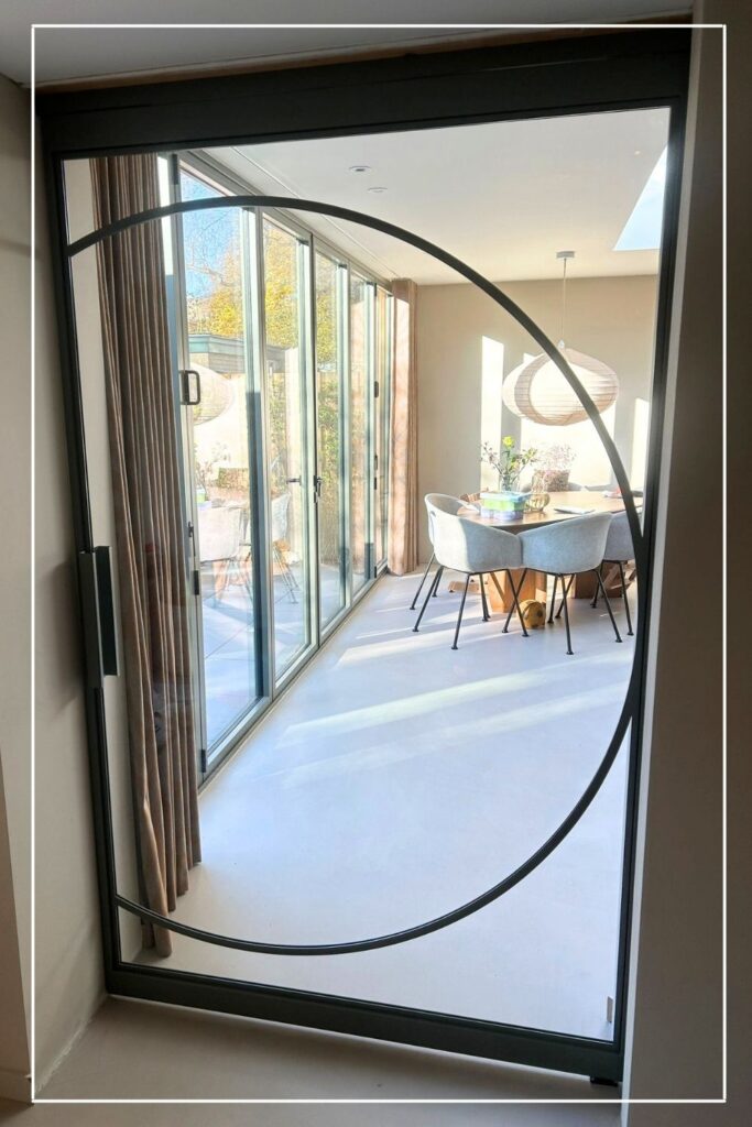 Skygate Flow stalen schuifdeur met organische vormen, maatwerkdesign voor de eetkamer.