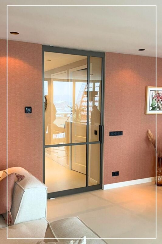 Skygate – maatwerk taatsdeur in Classic design met helder glas als halafsluiting