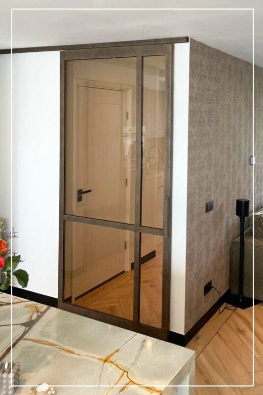 Skygate – custom enkele schuifdeur in Edelbrons als halafsluiting