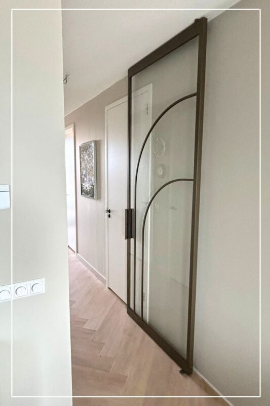 Skygate – Flow design enkele taatsdeur in Metallic Bonded Brons met helder glas