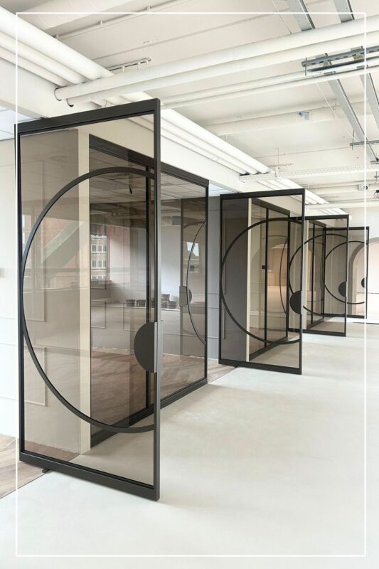 Skygate Flow – XL maatwerk deuren voor vergaderruimtes in kantoor Amsterdam