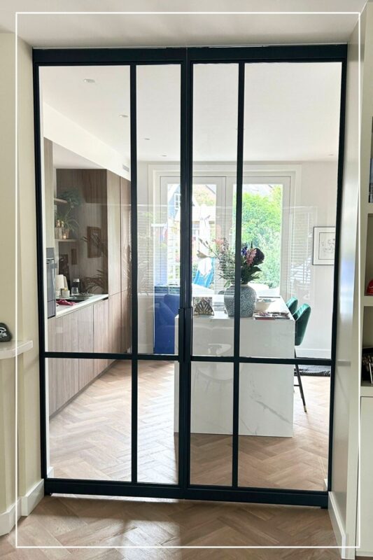 Skygate – custom dubbele taatsdeur met helder glas in RAL zwart