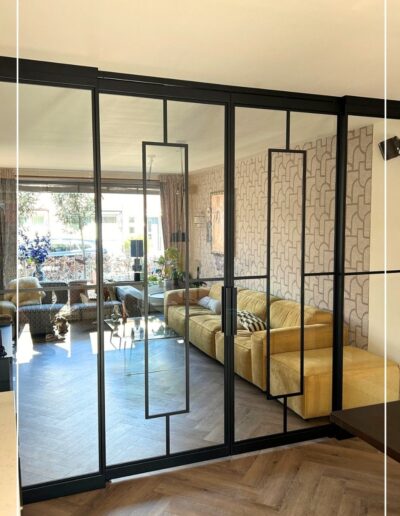 Skygate schuifpui eigen design in metallic brown met helder glas in de woonkamer