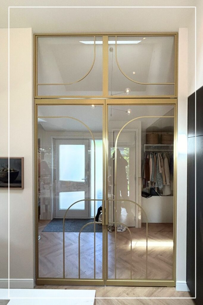 Skygate dubbele stalen taatsdeuren met bovenlicht, maatwerkdesign voor hal en gang, strakke profielen en helder glas.