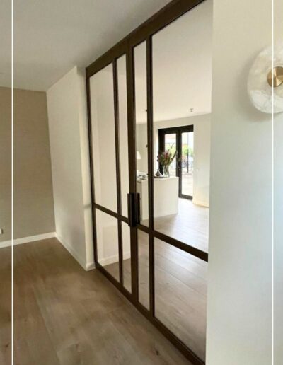 Skygate dubbele schuifdeur in de muur uitgevoerd in metallic bonded brons, keuken maatwerk