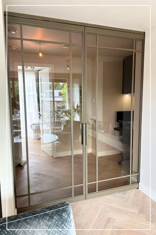 Skygate Switch – minimalistische dubbele schuifdeur in wand voor custom thuiskantoor