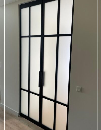 Skygate dubbele taatsdeur in RAL zwart met satijn glas