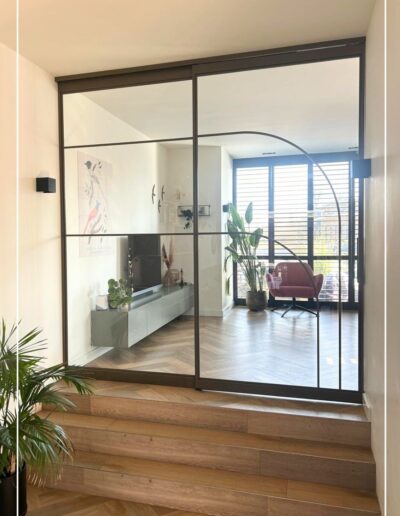 Skygate Flow enkele schuifdeur in metallic bonded bronze in de woonkamer, maatwerk