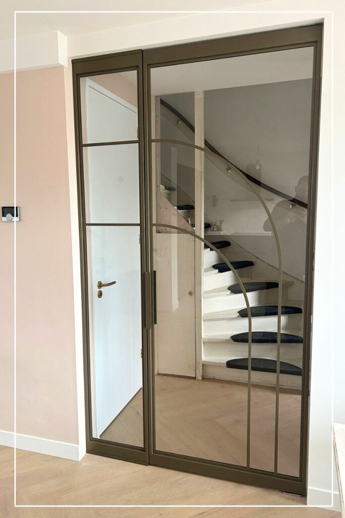 Skygate Flow enkele taatsdeur metallic bonded bronze met zijpaneel en helder glas tussen hal en woonkamer, maatwerk