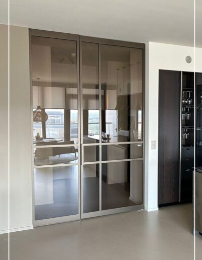 Skygate Classic stalen deur in metallic bonded bronze met brons glas in de keuken