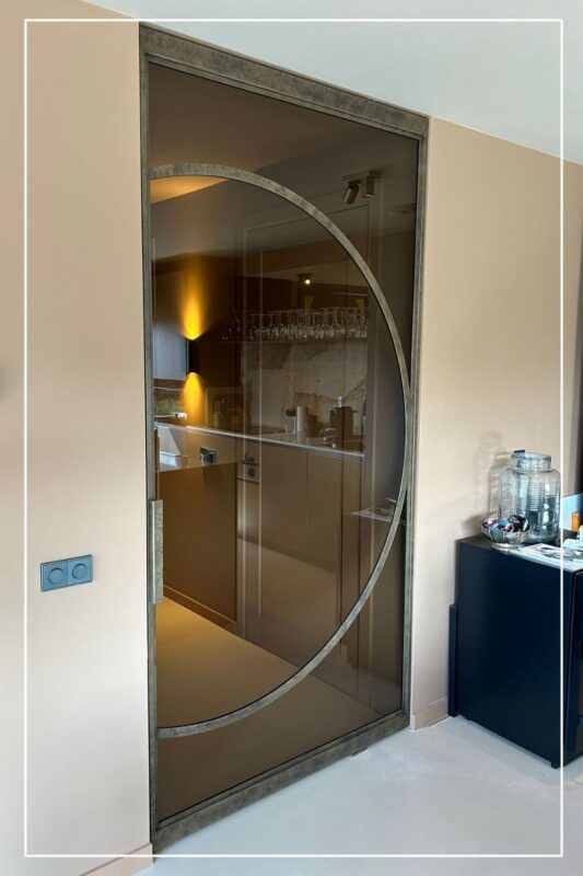 Skygate Edel – XL taatsdeur in brons met helder glas voor halafsluiting