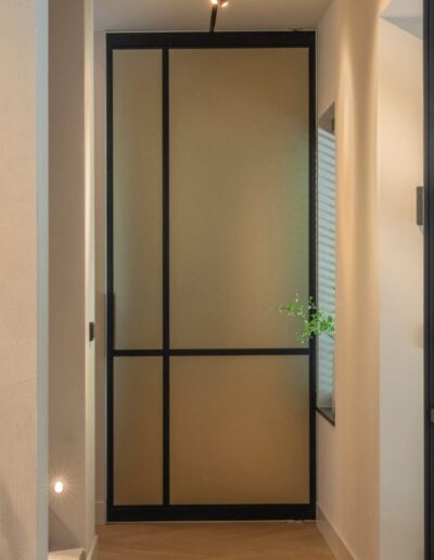 Stalen taatsdeur met melkglas