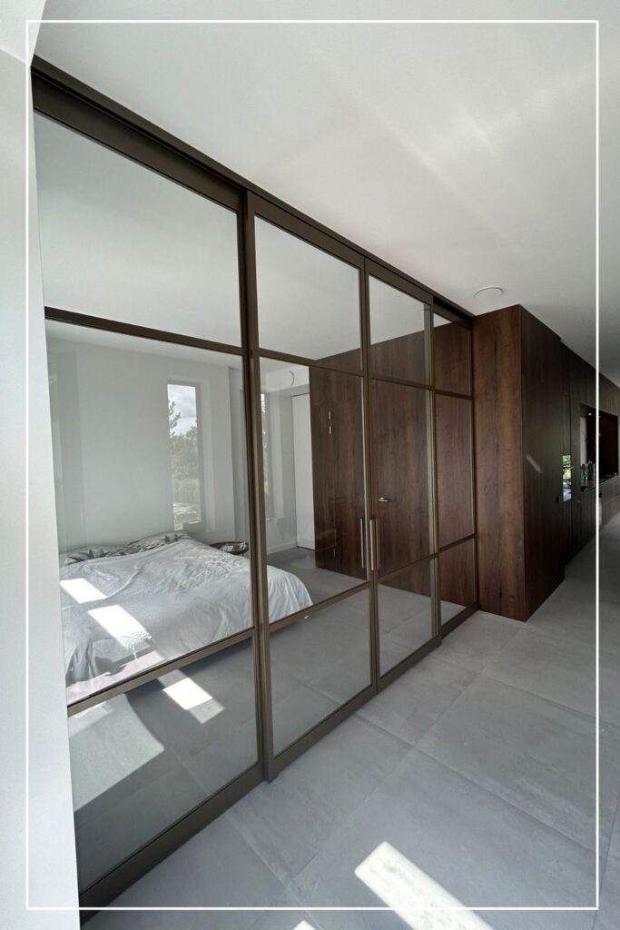 Skygate Classic slaapkamerafscheiding met schuifsysteem in metallic bonded bronze en helder glas, maatwerk