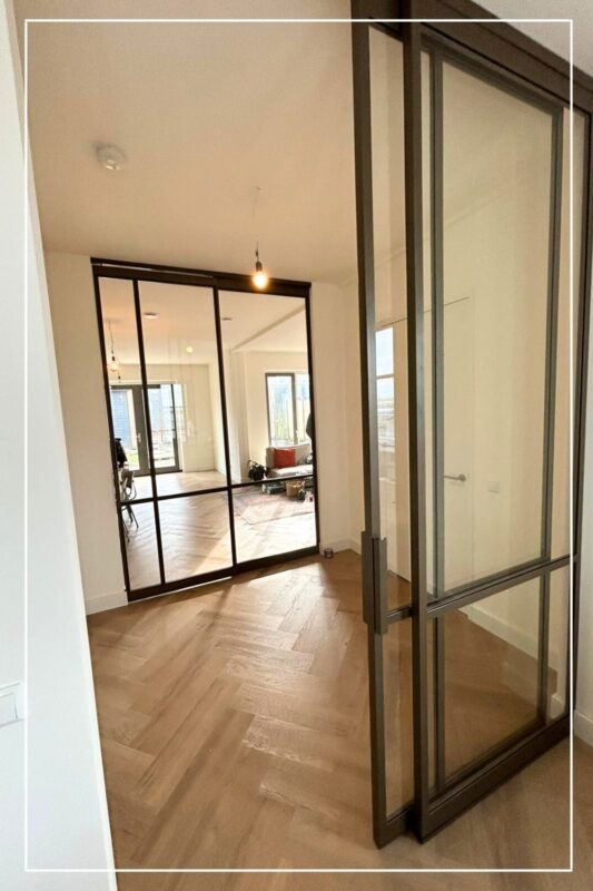 Skygate enkele schuifdeur metallic bonded bronze met zijpaneel