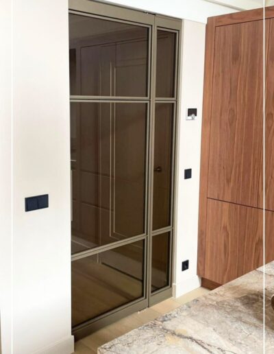 Skygate taatsdeur met zijpaneel in metallic bonded bronze en brons glas in de keuken