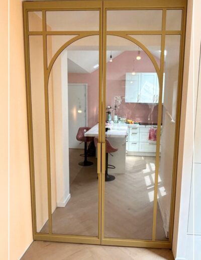 Skygate dubbele taatsdeuren in Metallic Gold, maatwerkdesign bij keuken en bar met luxe uitstraling.