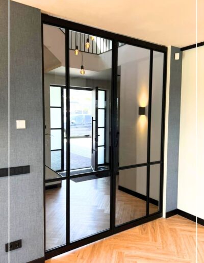 Skygate Classic N77 dubbele stalen taatsdeur met grijs getint glas geplaatst als hal afsluiting