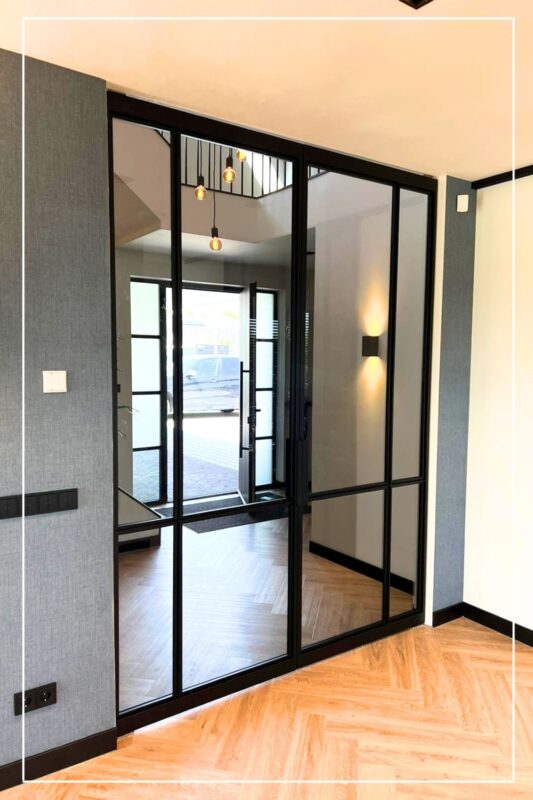 Skygate Classic N77 dubbele stalen taatsdeur met grijs getint glas geplaatst als hal afsluiting