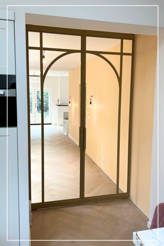 Skygate – gouden stalen deuren in metallic gold tussen keuken en woonkamer