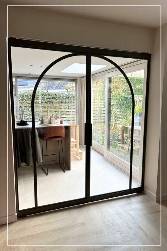 Skygate Flow – dubbele taatsdeuren met helder glas voor keukenafsluiting