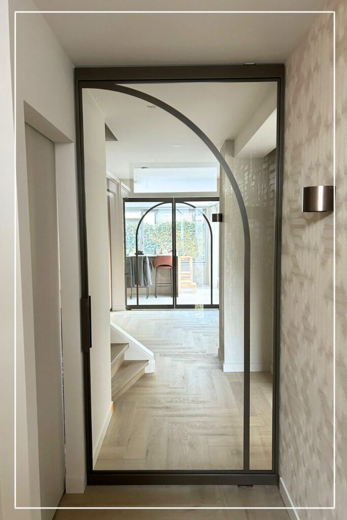 Skygate Flow taatsdeur model N2 met organische vormen, stijlvolle halafsluiting met glas.