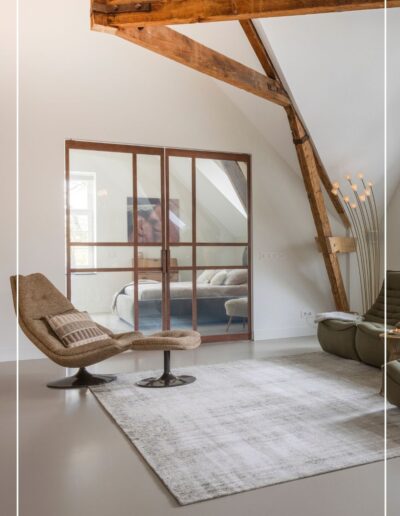 Skygate stalen deur in edel koper afwerking, maatwerk binnendeur tussen woonkamer en slaapkamer.