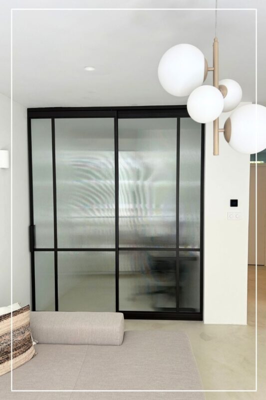 Skygate – enkele schuifdeur met ribbelglas en vast zijpaneel