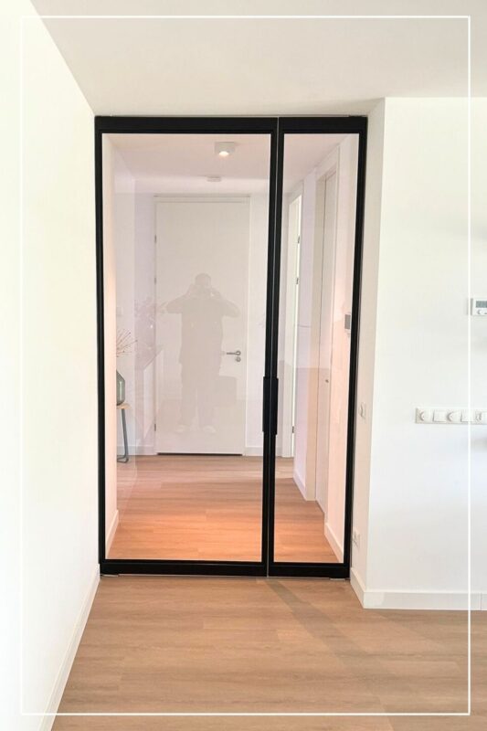 Skygate – dubbele taatsdeur met helder glas en minimalistische oneven verdeling