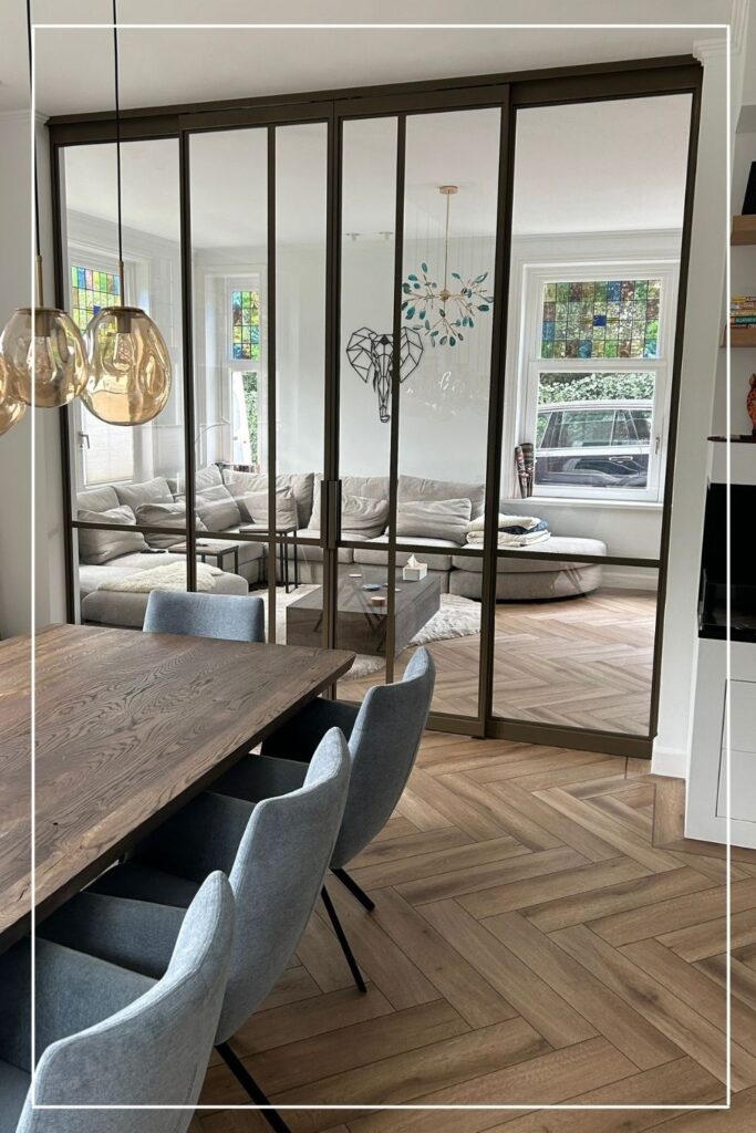 Skygate Classic – bronzen stalen schuifpui tussen woonkamer en eetkamer