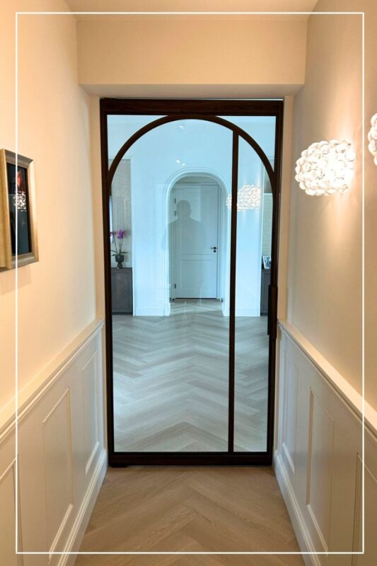 Skygate – custom design stalen deur in hal en gang