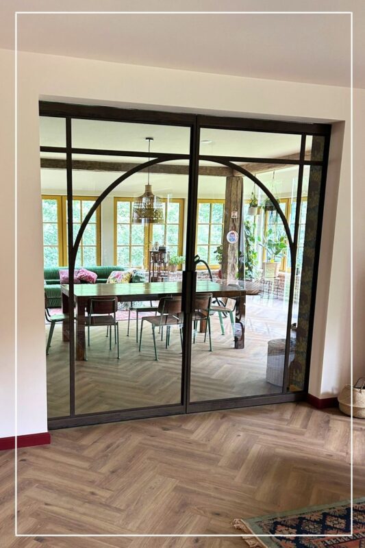 Skygate stalen binnendeur in noten houtlook met dubbele taatsdeuren