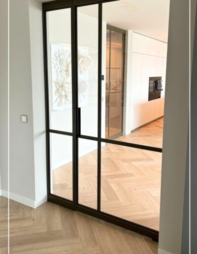 Skygate stalen taatsdeur met zijpaneel in Classic verdeling, maatwerk scheiding tussen keuken en leefruimte.