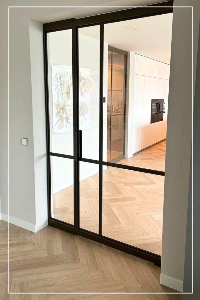 Skygate stalen taatsdeur met zijpaneel in Classic verdeling, maatwerk scheiding tussen keuken en leefruimte.