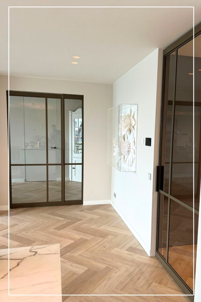 Skygate taatsdeur in bonded brons als elegante keukenafsluiting met glas en maatwerkprofielen.