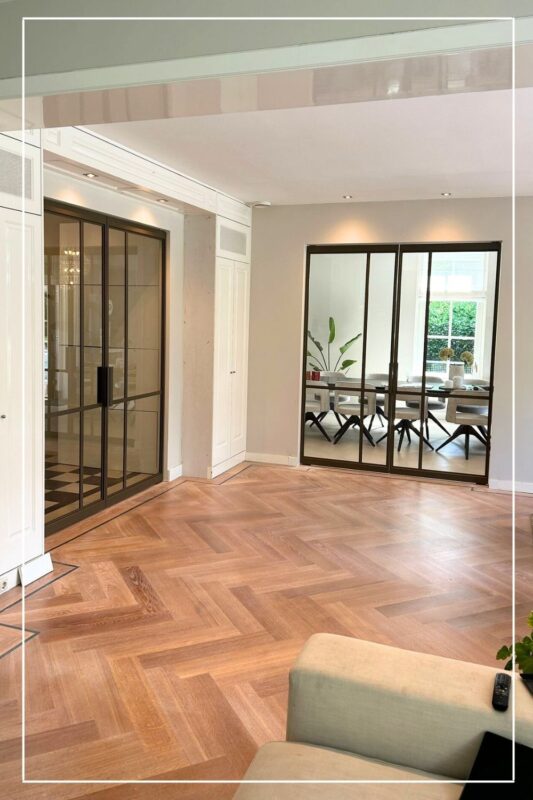 Skygate – dubbele taatsdeuren met strakke afwerking tussen woonkamer en eetkamer