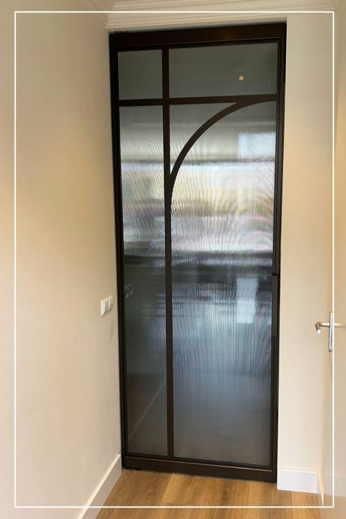 Skygate stalen deur in custom design, maatwerk oplossing voor hal en gang met glas en slanke profielen.